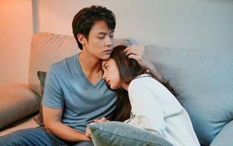 Định tìm đồ ăn đêm, tôi tái mặt khi thấy đống bát đĩa vỡ dưới nền nhà