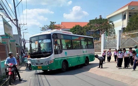 Dịch vụ xe đưa đón học sinh, lại cảnh báo thiếu an toàn