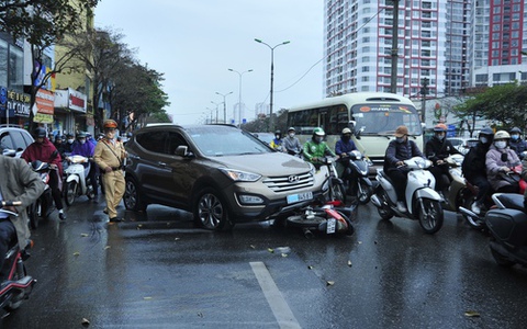 Hà Nội: Nữ tài xế ô tô mất lái đâm đổ rào chắn giữa đường Giải Phóng, va chạm với 2 xe máy