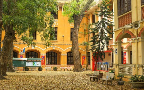 Ngôi trường THPT công lập ở Hà Nội nổi tiếng vì thành tích học tập, cảnh quan còn đẹp lãng mạn: Mùa nào cũng như 1 bức tranh