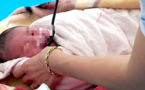 Phát hiện bé trai sơ sinh còn nguyên dây rốn trước cửa nhà