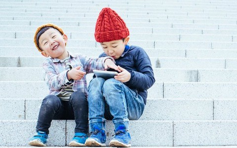 Tâm lý học chỉ ra trẻ có 5 đặc điểm là biểu hiện của tự ti, khó hòa nhập