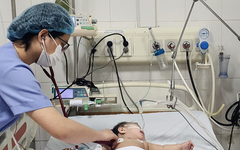 Bé 10 tháng tuổi suy hô hấp vì hóc mảnh mía