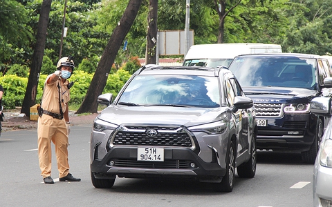Lái ô tô hết hạn đăng kiểm, tài xế và chủ xe bị xử phạt thế nào?