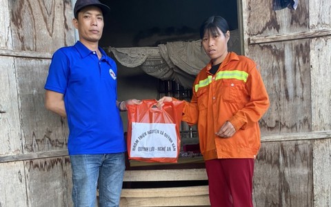 Ông bố trẻ một mình nuôi 4 con nhỏ vẫn dành thời gian làm thiện nguyện cứu người