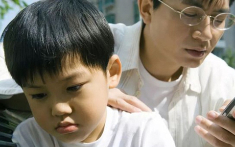 Tại sao không nên cấm trẻ chơi điện thoại? Chuyên gia cho biết, cha mẹ có thể vô tình làm dấy lên 1 cuộc chiến ngầm như này