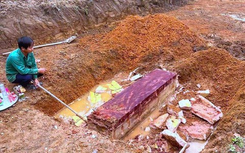 Đào móng làm nhà, phát hiện quan tài cổ "trong quan ngoài quách"