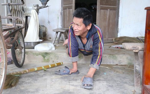 Nghị lực của người đàn ông hơn 60 năm đi bằng đôi tay