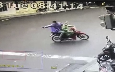 Nhóm người rượt đuổi, nổ súng bắn nhau trên đường phố như phim hành động