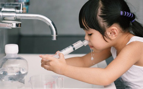 Phát hiện ca nhiễm trùng ăn não vì rửa mũi bằng nước máy: Loại ký sinh trùng nhỏ hơn sợi tóc, có khả năng vượt qua mọi khâu lọc khử trùng để xâm nhập vào cơ thể con người