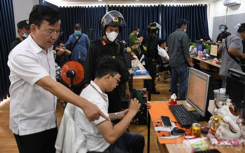 Công ty luật mang bình gas đến trường tiểu học, ép phụ huynh trả nợ Ngân hàng OCB