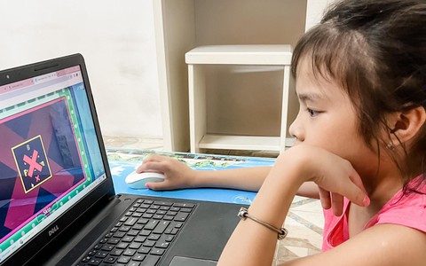 Con gái viết tiếng Anh lủng củng, hay sai từ, bà mẹ ở Hà Nội chỉ tốn 50 ngàn đồng/tháng mà giúp con lột xác, học tốt hơn hẳn 