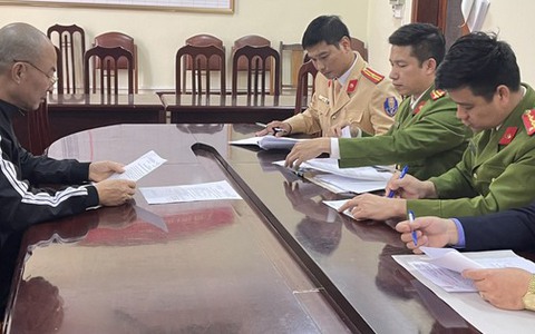 Uống bia rượu, nam tài xế lao thẳng xe ôtô vào cảnh sát rồi túm cổ vật ngã 1 thượng uý