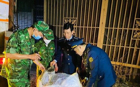 Phát hiện gần 2 tấn nội tạng lợn bốc mùi hôi thối ở thị trấn biên giới