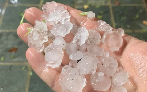 Mưa đá với mật độ dày tại thành phố Điện Biên Phủ