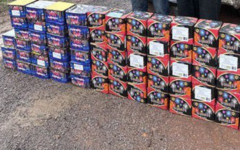 Bắt quả tang 2 thanh niên vận chuyển hơn 100kg pháo
