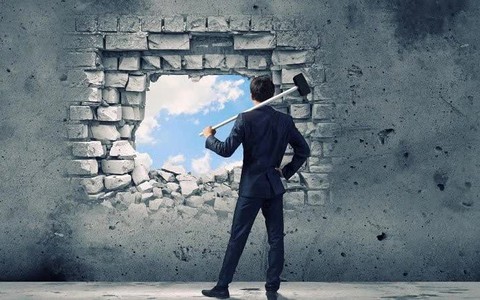 Bài học 'đắng lòng' của triệu phú phá sản ở tuổi 60: Lúc giàu có thì bạn bè đông vui, khi trắng tay ngay cả vợ cũng bỏ mình đi