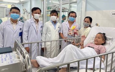 Đang khỏe mạnh, bé gái đột ngột bị liệt vì bệnh hiếm gặp