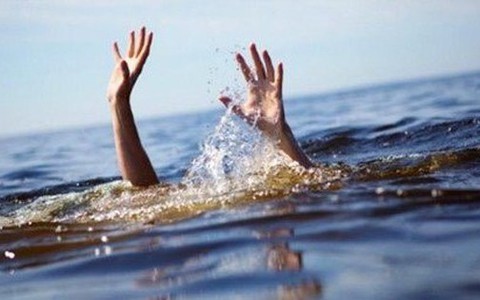 Hai học sinh tiểu học ngã xuống hồ, đuối nước tử vong
