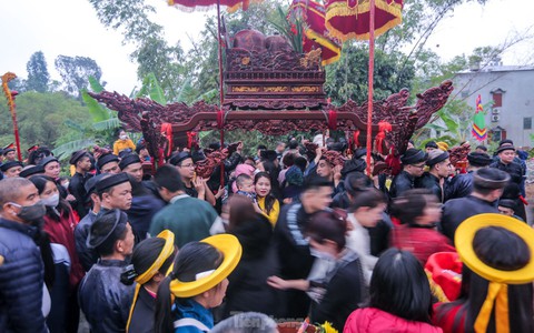 Người người chen chúc "chui kiệu cầu may" tại lễ hội Đền Và