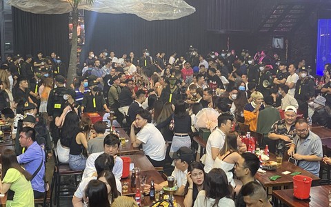 Hình ảnh công an đưa hơn 400 người ở Beer Garden Poc Poc về trụ sở
