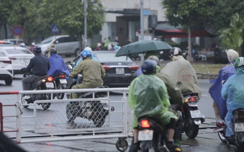 Thót tim cảnh người dân vô tư "cắt" đầu tàu hỏa, coi thường barie tại Hà Nội