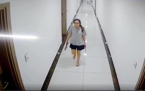Người phụ nữ cầm dao đi dọc hành lang, đe doạ hàng xóm trong chung cư ở Hà Nội