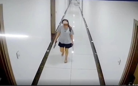 Người phụ nữ cầm dao đi học hành lang chung cư: Hàng xóm sợ hãi mang con đi gửi