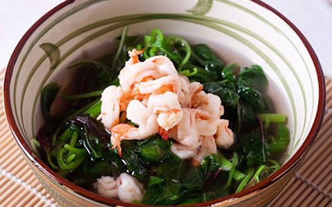 Thứ rau đỏ có tác dụng "bơm máu", khỏe xương, nhưng chuyên gia khuyên 3 nhóm người không nên ăn