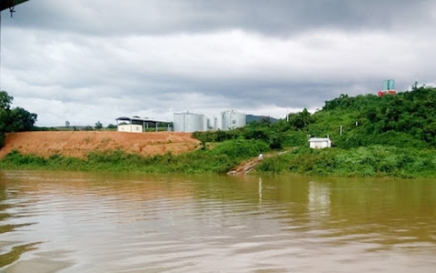 Một người đàn ông mất tích, nghi rơi xuống hố nước thải nhà máy mì