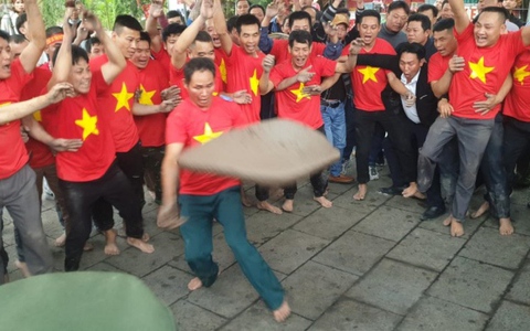Hơn 200 pháo thủ ở Hải Dương tay lấm lem, ném pháo đất nổ như sấm