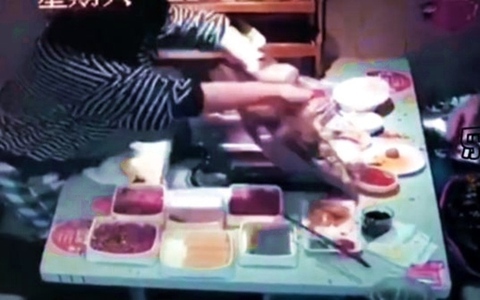 Đòi xem điện thoại không được, cô gái tạt cả nồi lẩu vào mặt bạn trai