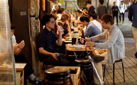 Tránh xa người có 4 biểu hiện này trên bàn ăn