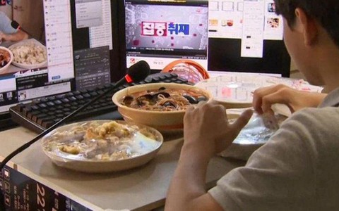 Mukbang - Trào lưu 'ăn thùng uống vại' đang 'hot' trên thế giới: Ai không nên áp dụng?