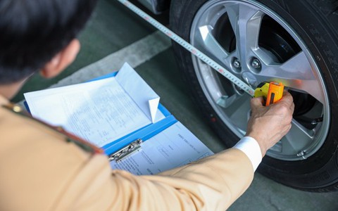 Cận cảnh CSGT kiểm định phương tiện ở trung tâm đăng kiểm Hà Nội