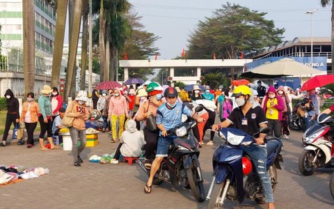 Mất việc, thu nhập giảm, nhiều công nhân ở TP.HCM muốn bỏ phố về quê