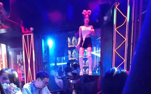 Vũ công mặc nội y múa phản cảm tại phố đi bộ Bùi Viện