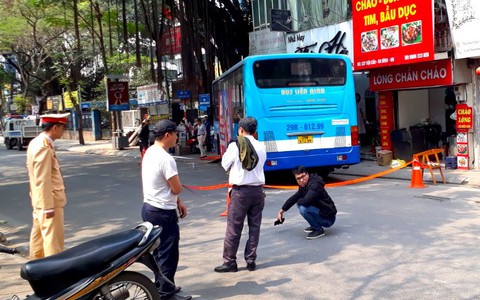 Phong toả đường Đội Cấn (Hà Nội) vì xe buýt mất lái đâm vào hàng bún chả