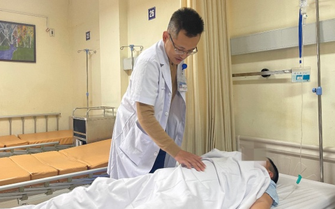 Thiếu niên 14 tuổi phải cắt tinh hoàn sau gần 2 tuần truyền kháng sinh