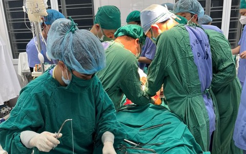 Cứu sống bé 10 tuổi nguy kịch do bị cuộn vào gầm xe trộn bê tông