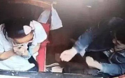 Thuê gia sư kèm con học mà điểm số của con cứ lẹt đẹt mãi, bố lắp camera theo dõi thì giận run người trước những gì chứng kiến