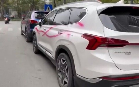 Công an Hà Nội điều tra hàng loạt ô tô bị xịt sơn khi đỗ trên vỉa hè