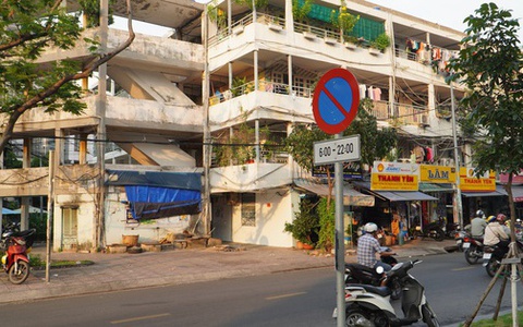 TP HCM: Di dời dân khỏi chung cư Tôn Thất Thuyết sau sự cố sập hành lang