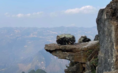 Một du khách gặp nạn khi cố leo ra "mỏm đá tử thần" để sống ảo