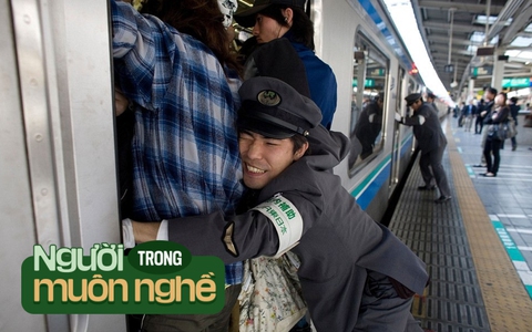 Nghề lạ nhất Nhật Bản: Nhồi nhét người lên tàu bất chấp việc bị coi là thô lỗ