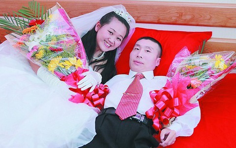 Cô gái cãi lời bố mẹ kết hôn với chồng bại liệt, hạnh phúc đích thực
