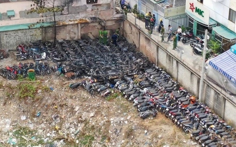 Xót xa bãi giữ xe tang vật lên tới hàng ngàn chiếc nằm phơi mưa nắng