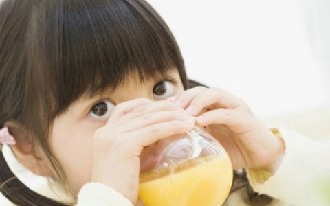Oresol đóng chai sẵn có thể thay thế loại thông thường hay không: Chuyên gia tiết lộ điều không ngờ