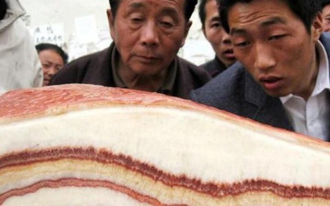 Cụ ông vô tình nhặt được tảng đá như miếng thịt lợn: Chuyên gia tuyên bố, ra giá gần 350 triệu cũng không bán!