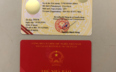 Đặt làm giả thẻ nhà báo để xin xỏ CSGT